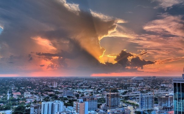 Потрясающее небо над Майами, США