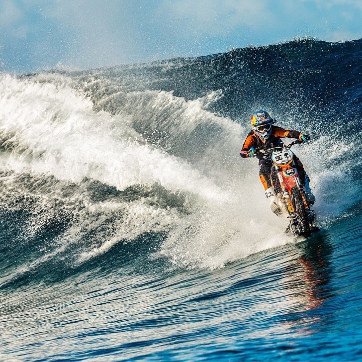 Легендарный серфинг: Робби Мэддисон оседлал волну на мотоцикле