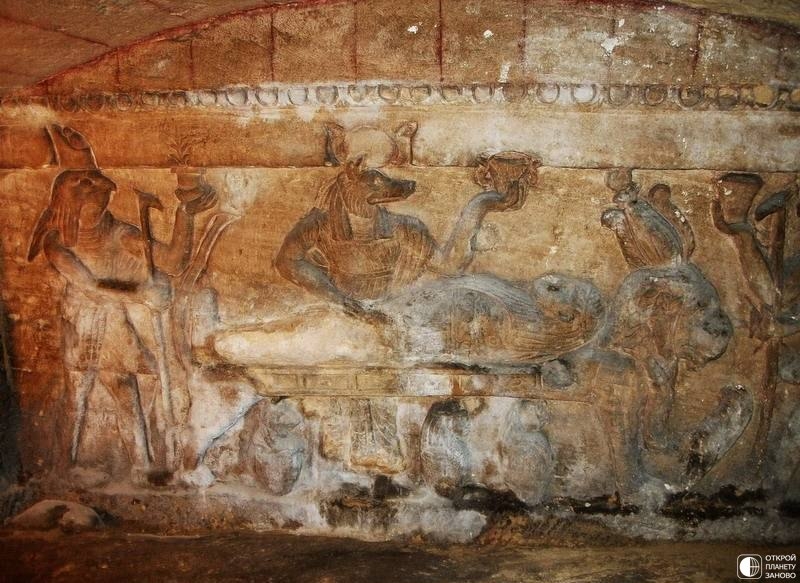 Катакомбы Ком-эль-Шукаф в Александрии, Египет Катакомбы Ком-эль-Шукаф в Александрии, Египет