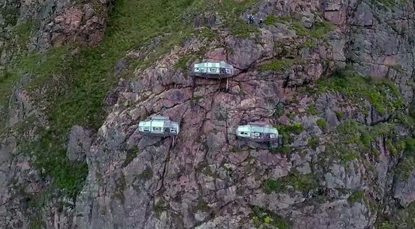 Капсульный отель на отвесной скале в Куско