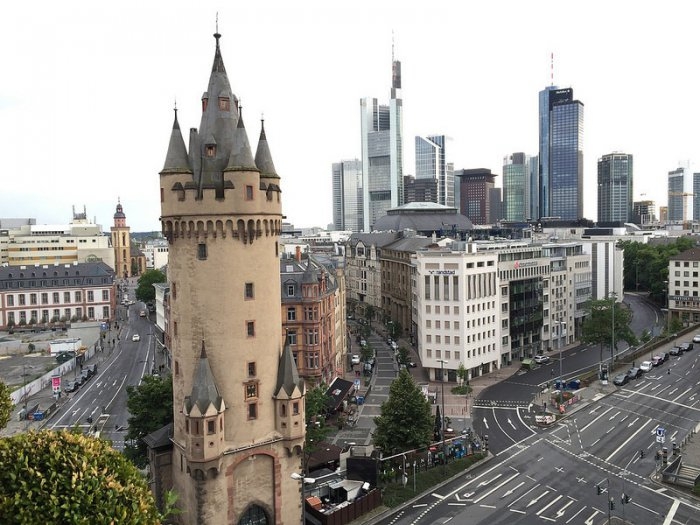 Средневековая башня в центре Франкфурта