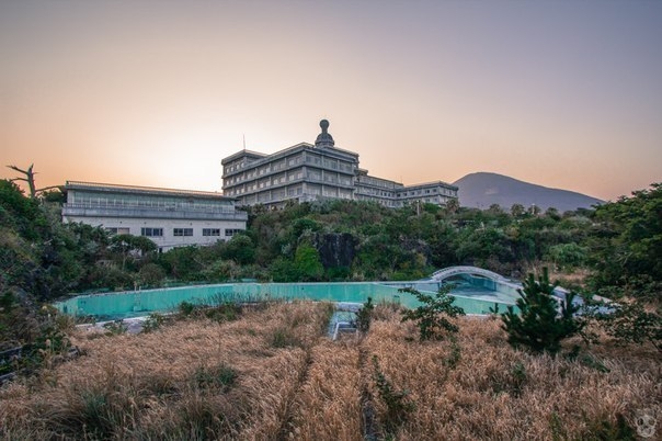 Заброшенный отель на острове Хатидзё, Япония