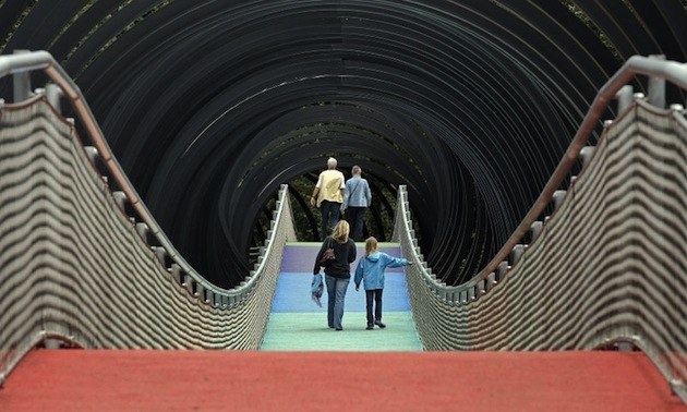 Пешеходный мост Slinky Springs To Fame. Пешеходный мост Slinky Springs To Fame.