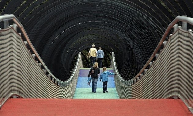 Пешеходный мост Slinky Springs To Fame.