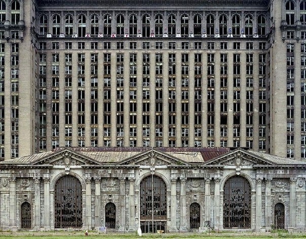 Детройт — город-призрак.