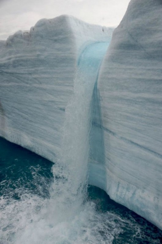 Огромные водопады в ледниках заповедника Свальбард, Норвегия