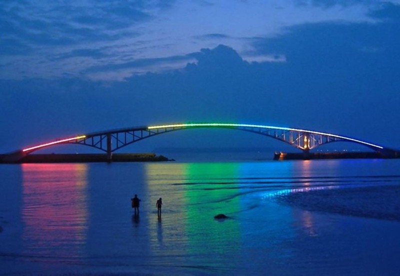 Радужный мост Xiying Rainbow Bridge в Магонге, Тайвань