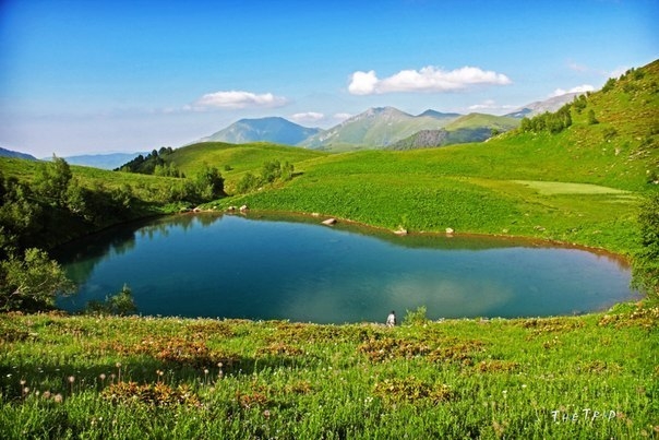 Озеро любви Нальчик. Озеро любви (озеро Суук-джюрек). Озеро любви Нальчик белая речка. Озеро в форме сердца в Архызе.