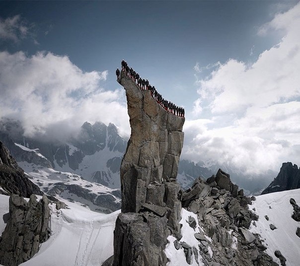 Сотни альпинистов поднялись на Альпы для нереально крутых фотографий