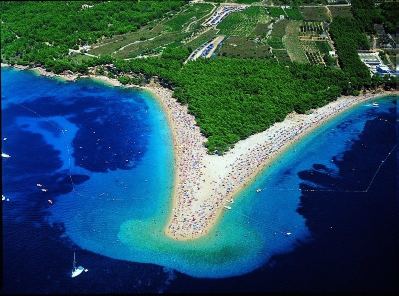 Пляж Золотой Рог на Адриатическом побережье Хорватии
