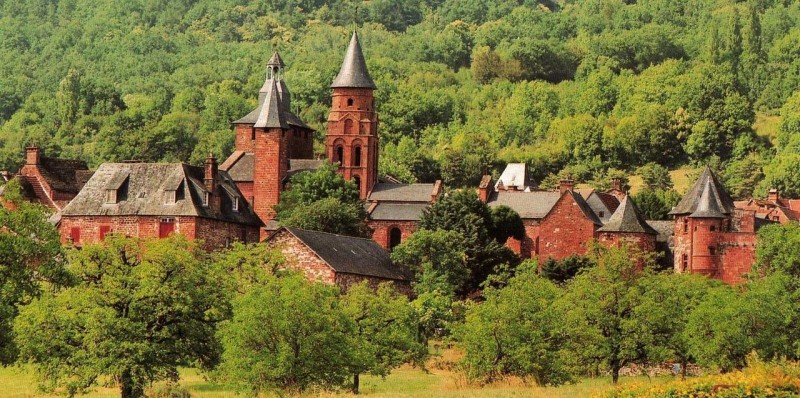 Французская деревня Коллонж-ла-Руж (Collonges-la-Rouge)