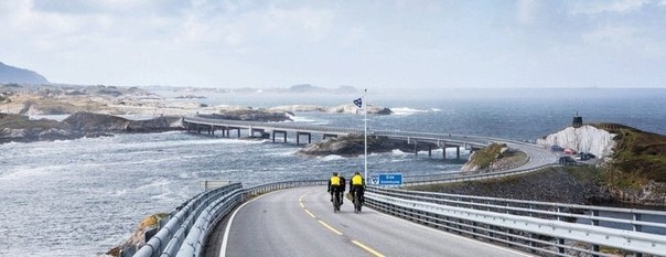 Атлантическая Океаническая дорога в Норвегии, построенная на нескольких мелких островах. Длина шоссе