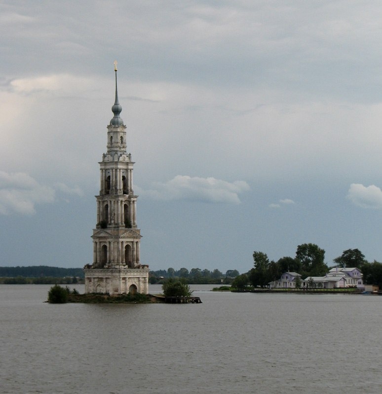 Затопленная колокольня в Калязине