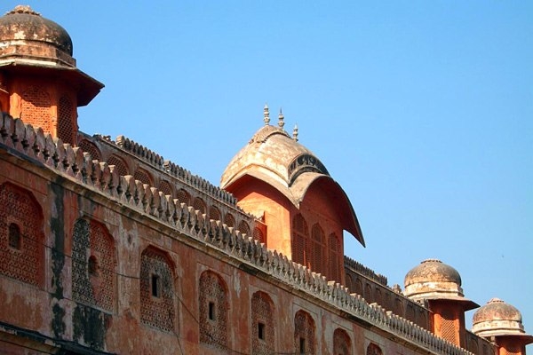 Джайпурский дворец ветров — одна из главных туристических достопримечательностей в Северной Индии.