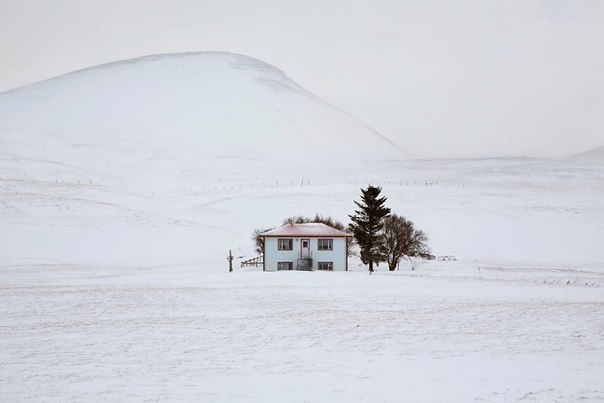 Минималистичные фотографии о суровой красоте Исландии от французского фотографа Кристофера Жакро