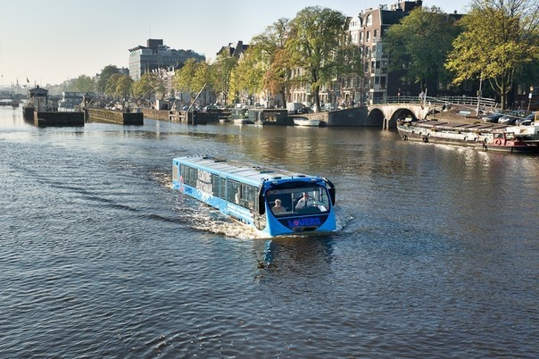Плавучий автобус в Амстердаме
