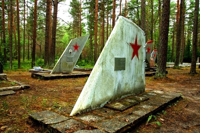 Необычное кладбище, где вместо надгробных камней стоят хвостовые кили боевых самолетов Необычное кладбище, где вместо надгробных камней стоят хвостовые кили боевых самолетов