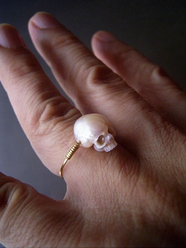 Японский ювелир Shinji Nakaba высекает из жемчуга перламутровые черепа