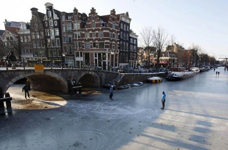 Замерзшие каналы Амстердама, Голландия