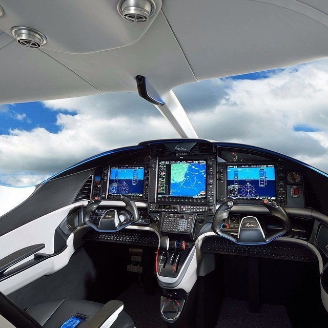 Завораживающие виды из кабины пилота.