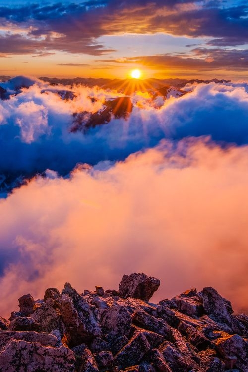 Рассвет в горах, над облаками