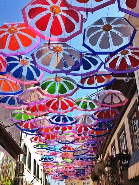Разноцветные зонтики на улицах Португалии