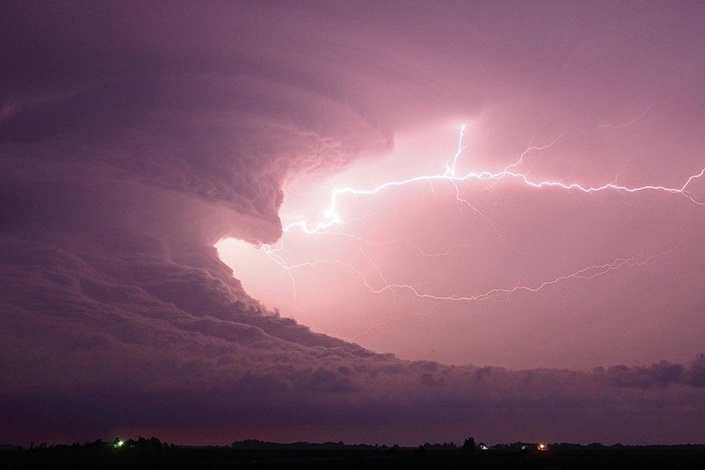 Рождение торнадо. Фотограф Chris Allington