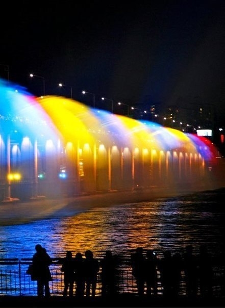 Мост Банпо, фонтан Лунная Радуга. Сеул. Южная Корея