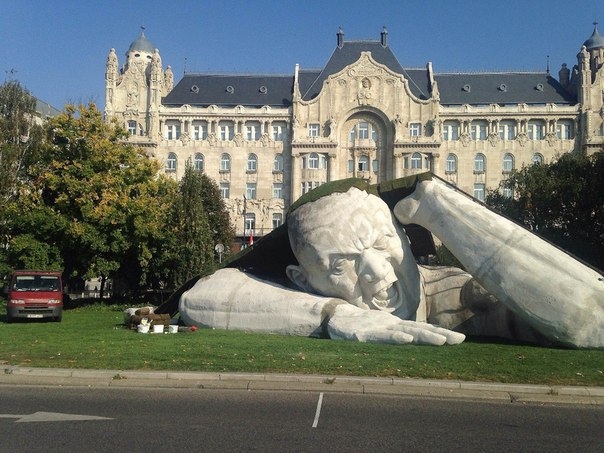 Будапешт атакует обозленный подземный гигант от скульптора Эрвина Лоран Эрве.
