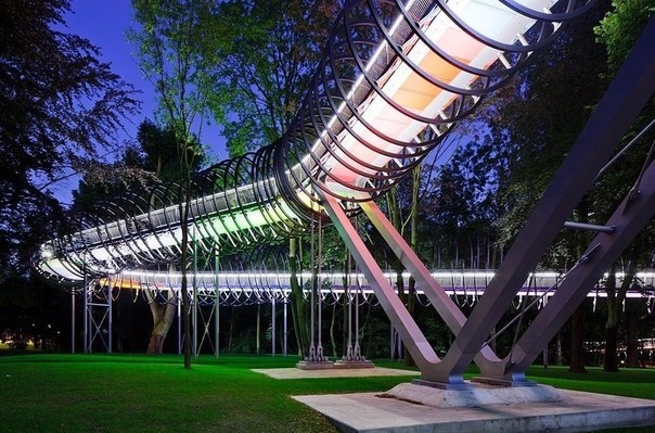 Пешеходный мост Slinky Springs To Fame. Пешеходный мост Slinky Springs To Fame.