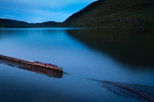 Канадский фотограф Jeff Friesen показывает достопримечательности своей страны с помощью игрушечной ж