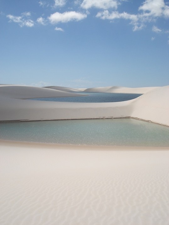 Белые пески и озера пустыни Ленсойс Мараньенсес