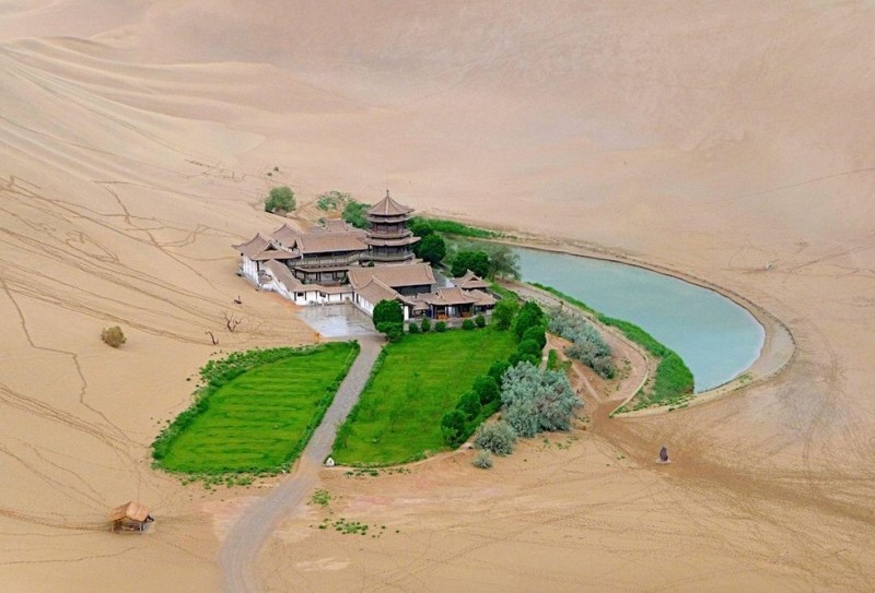 Озеро Юэяцюань: источник жизни в пустыне Гоби