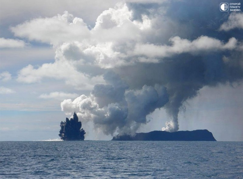 Извержение подводного вулкана возле архипелага Тонга