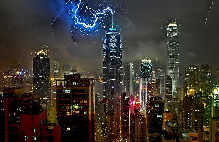 Удары молнии. Молния ударяет в антенну здания в Гонконге во время шторма
