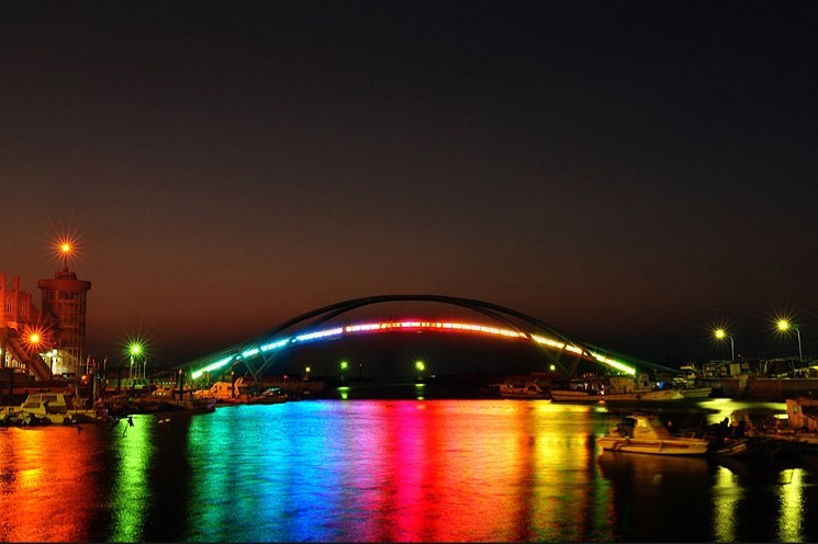 Радужный мост Xiying Rainbow Bridge в Магонге, Тайвань