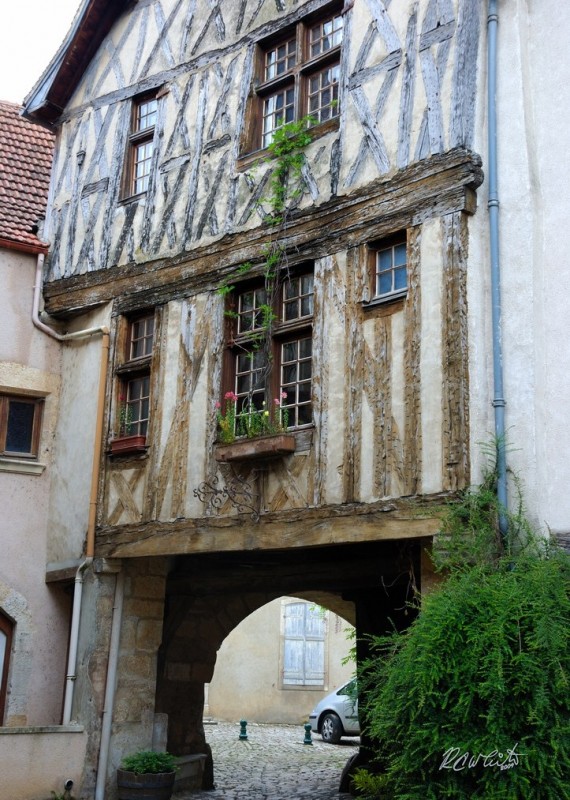 Деревня Noyers-sur-Serein, Бургундия, Франция Деревня Noyers-sur-Serein, Бургундия, Франция