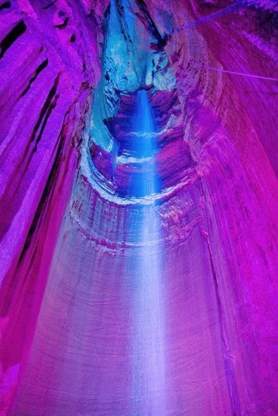 Живописная пещера и подземный водопад в долине Теннесси