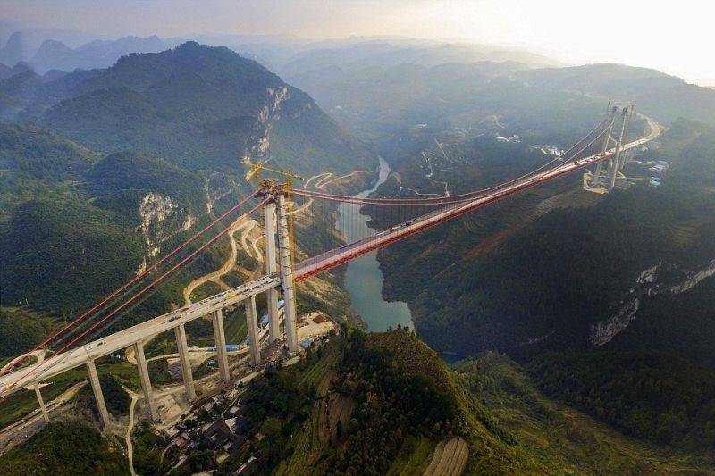 Гигантский подвесной мост в Китае строят строители с титановыми... руками