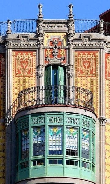 Балконы и эркеры Барселоны.