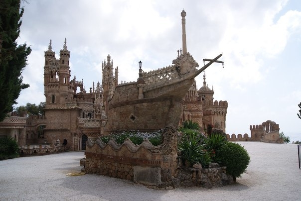 Фантастический замок Коломарес в Испании. 6