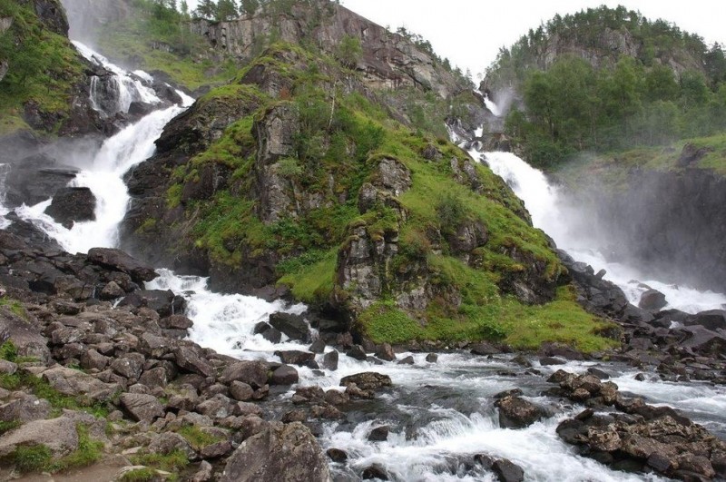 Водопад Лотефоссен: два каскада падающей воды