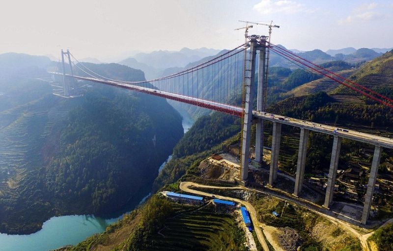 Гигантский подвесной мост в Китае строят строители с титановыми... руками