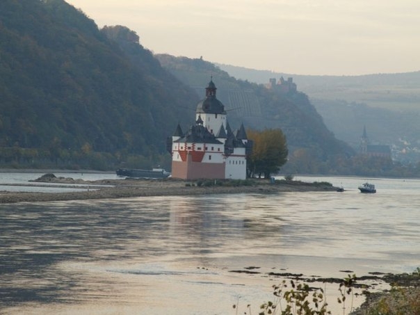 Таможенный замок Пфальцграфенштайн в Германии