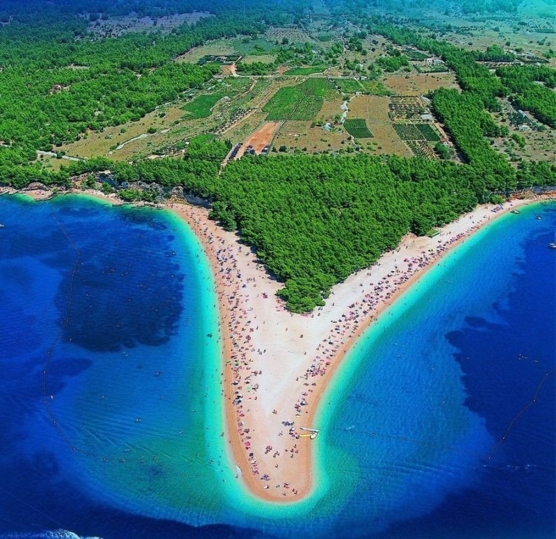 Великолепный пляж Золотой Рог в Хорватии