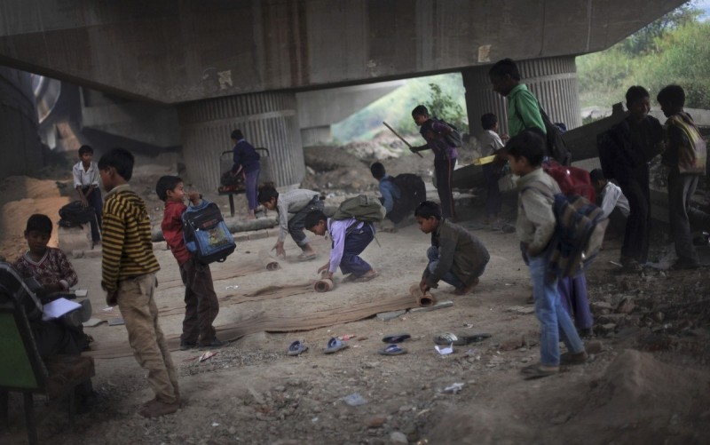 Школа под мостом метро в Индии