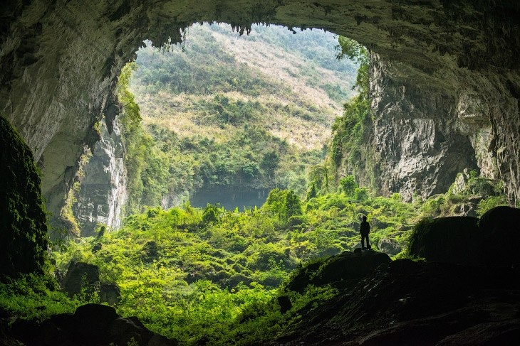 Прогулка по китайской пещере в провинции Гуанси.