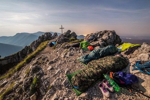 Парень каждый день уходит в горы на ночлег