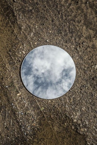 Симметрия и тишина в круглом зеркале