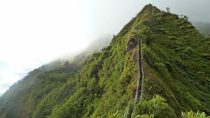 Лестница в небо на Гавайях.
